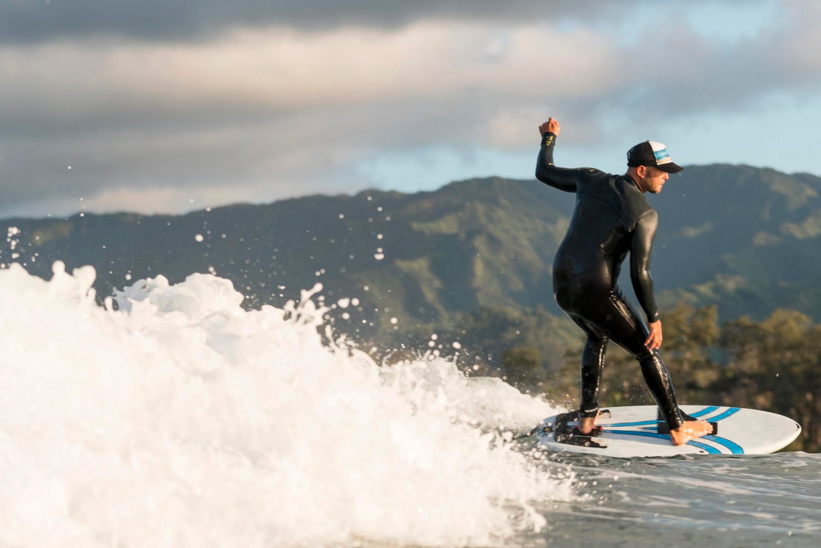 Paket Liburan Surfing Lombok 3H2M Jelajahi Ombak Kuta Lombok
